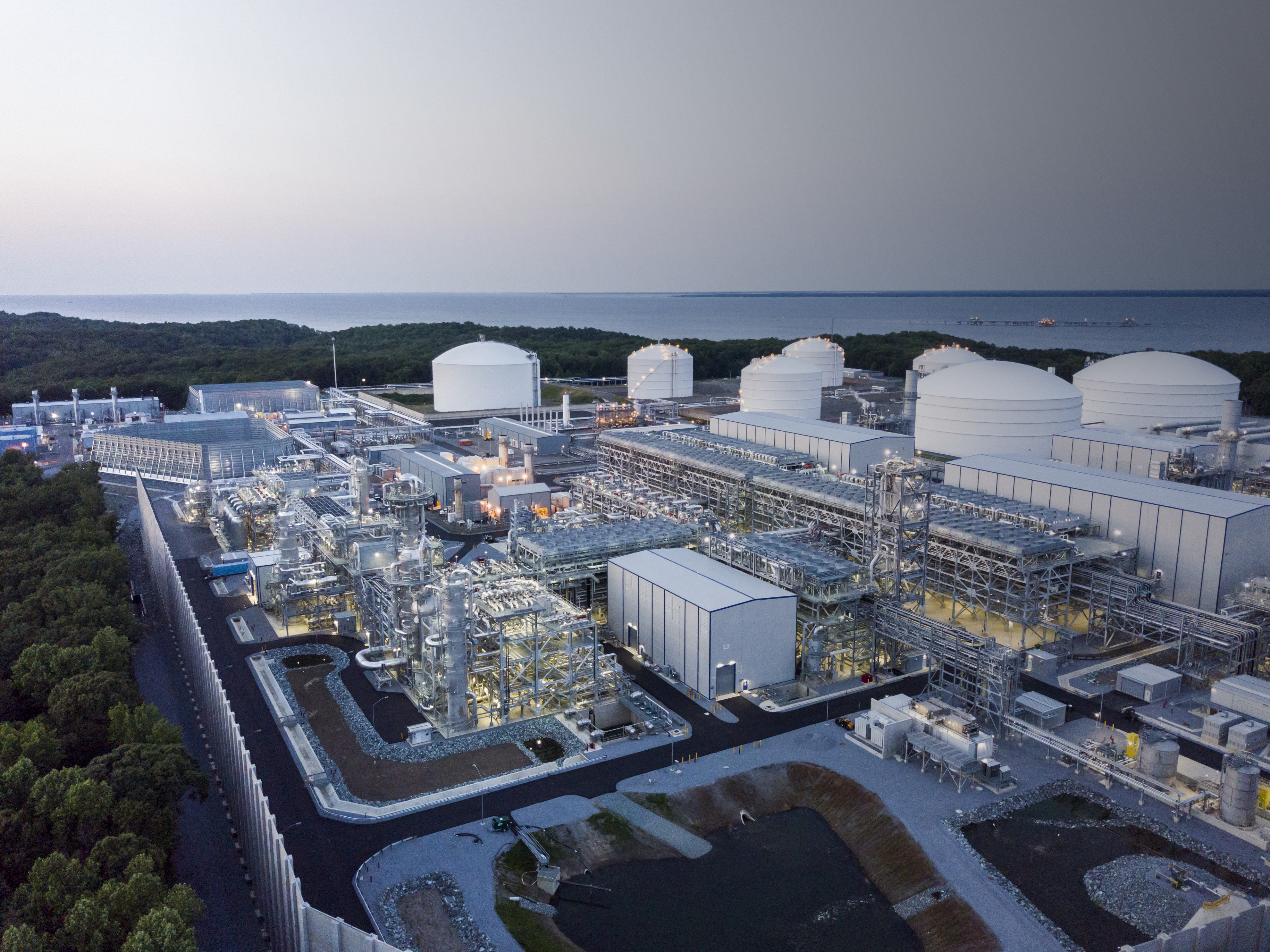 Dominion Energy’s Cove Point liquefaction facility liquefies natural gas for export to countries such as India and Japan that use natural gas to power their economies and generate low-carbon electricity. (Source: Kiewit)