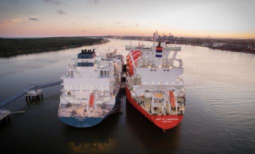 Höegh LNG’s Independence, left, a floating storage and regasification unit (FSRU) operating in Klaipeda, Lithuania, connects to the company’s Arctic Princess LNG carrier. As European countries cut off imports of pipelined Russian gas in response to that country’s invasion of Ukraine, shipments of LNG have increased and FSRUs have been relied on to compensate for a shortage of LNG import facilities on the continent. (Source: Höegh LNG)
