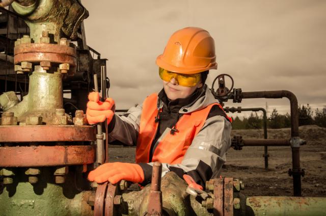 A multifaceted approach is needed to address the oil and gas industry's labor shortage, expert says. (Source: Polina Petrenko/Shutterstock.com)