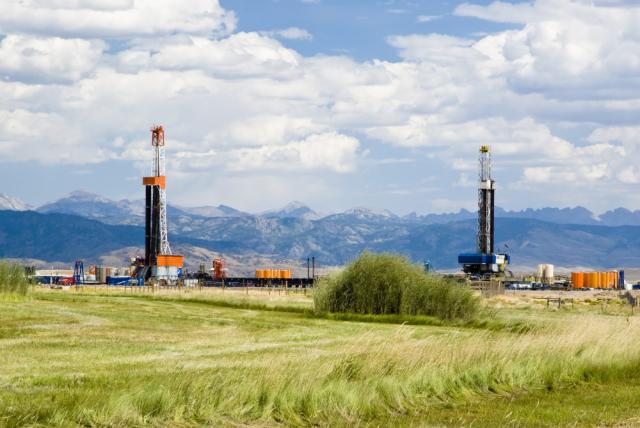 Drilling rigs run in Wyoming, home of the Powder River Basin. The basin is also located in Montana. (Source: Jim Parkin/Shutterstock.com)