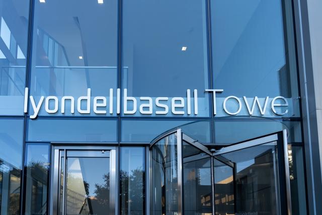 LyondellBasell Pushes Back Houston Oil Refinery Closure