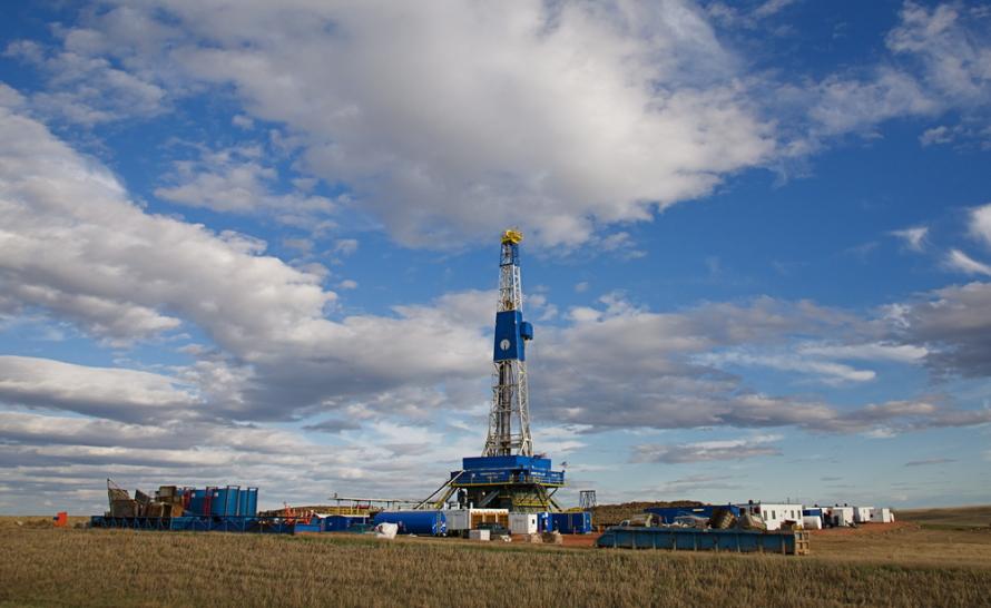 An oil rig is shown near the Williston, North Dakota. (Source: Tom Reichner/Shutterstock.com)
