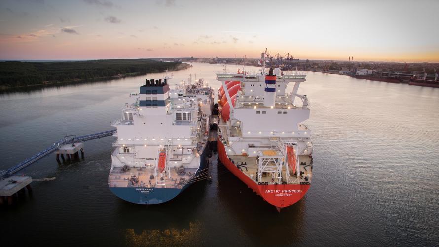 Höegh LNG’s Independence, left, a floating storage and regasification unit (FSRU) operating in Klaipeda, Lithuania, connects to the company’s Arctic Princess LNG carrier. As European countries cut off imports of pipelined Russian gas in response to that country’s invasion of Ukraine, shipments of LNG have increased and FSRUs have been relied on to compensate for a shortage of LNG import facilities on the continent. (Source: Höegh LNG)